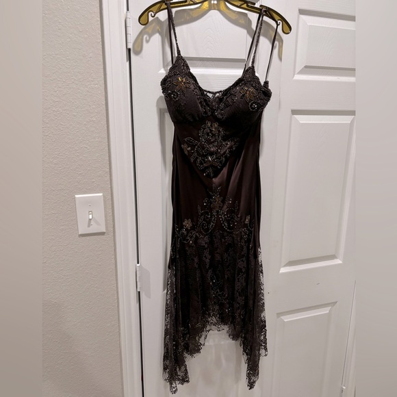Beaded lace chocolate brown silk evening gown
Cache - Picture 1 of 6